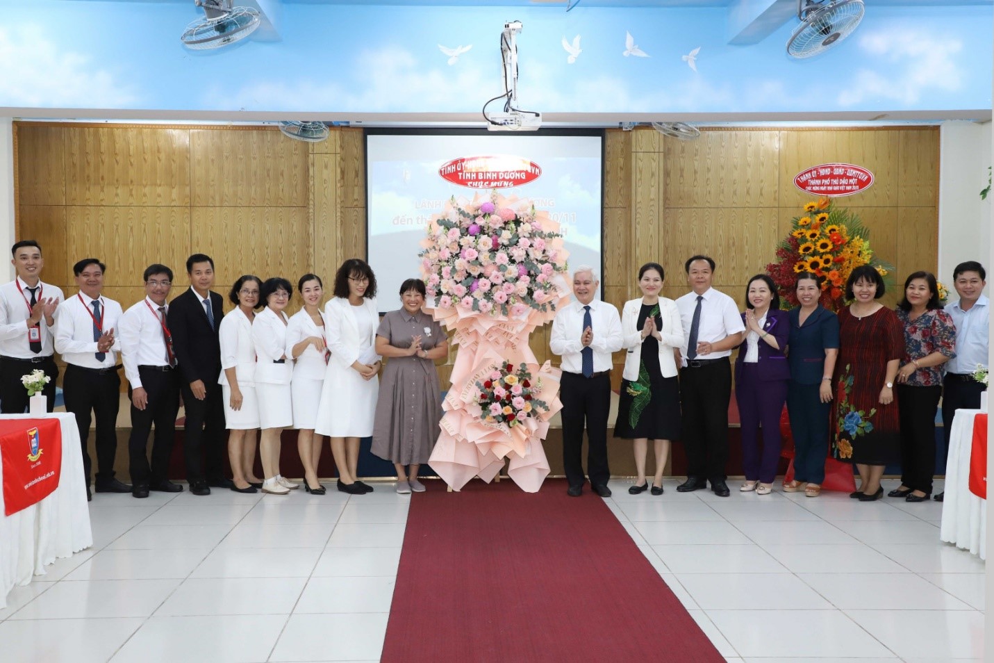Đoàn công tác của lãnh đạo tỉnh thăm, chúc mừng Trường Trung Tiểu học Việt Anh.